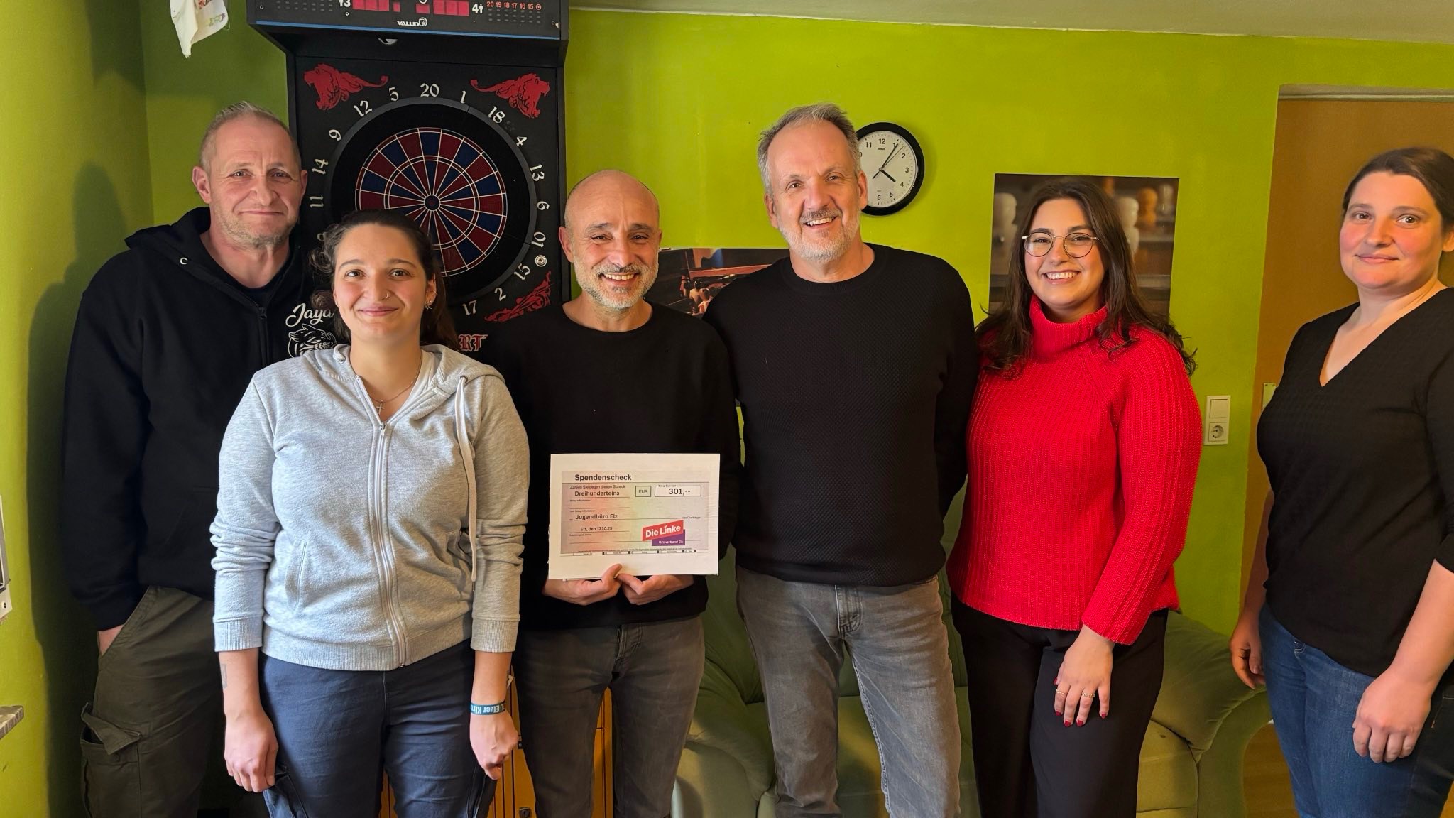 DIE LINKE Elz übergibt Spende an Jugendbüro Elz