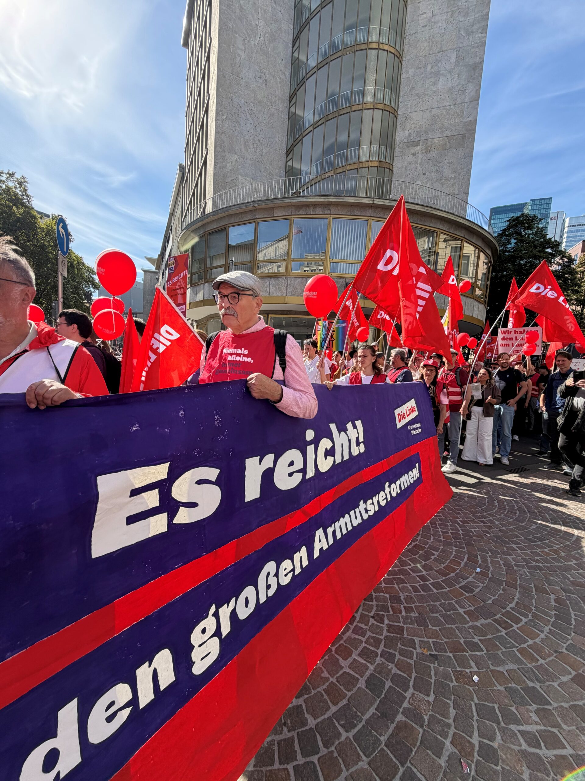 30.000 Leute demonstrieren in Frankfurt für mehr soziale Gerechtigkeit.